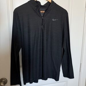 NIKE MENS RUNNER HALF ZIP 
SIZE MEDIUM